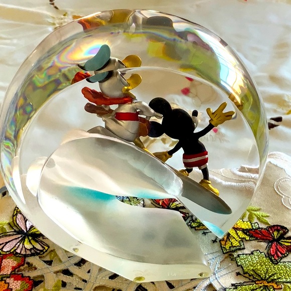 HAWAIIAN HOLIDAY ( MICKEY AND DONALD) Limited to 950 Surf is up . - Picture 3 of 6